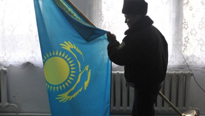 Девальвация в Казахстане: закрылись обменники и магазины