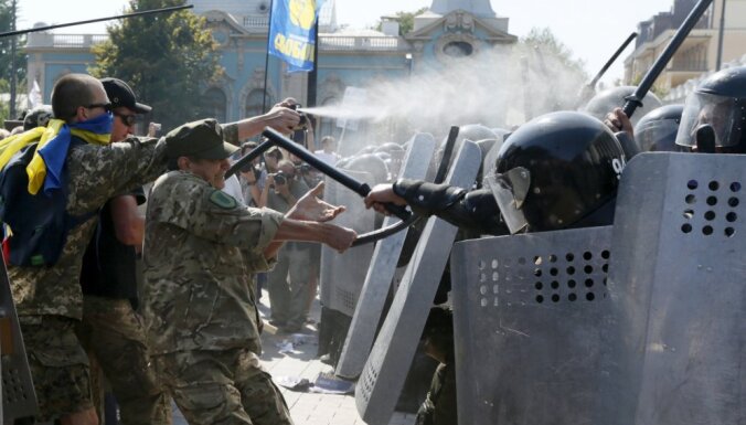 Столкновения в Киеве у здания парламента: один погибший, 122 раненых