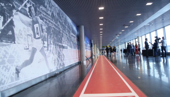 В рижском аэропорту открыли беговую дорожку и стену с изображением латвийских чемпионов