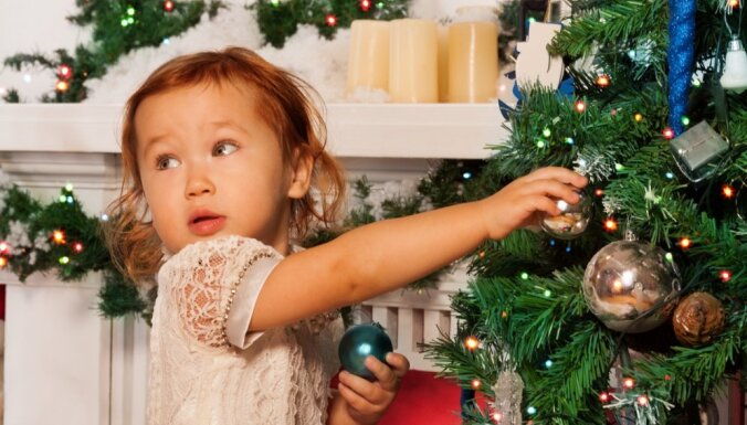 Aizrīšanās un savainojumi: ieteikumi, kā padarīt Ziemassvētku eglīti drošu mazulim