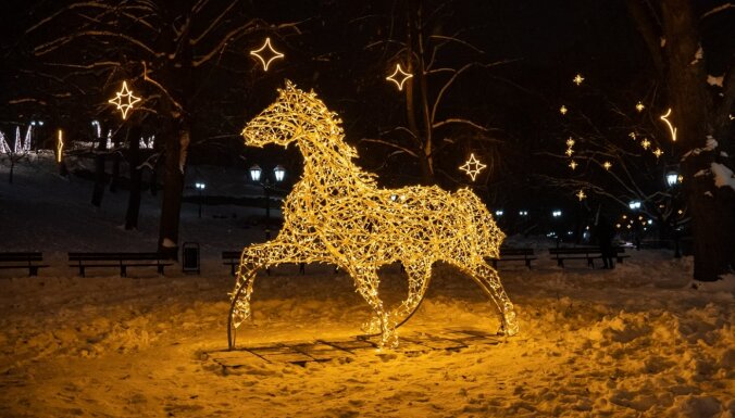 ФОТО. В Риге открылась самая большая в Латвии тропа рождественских огней