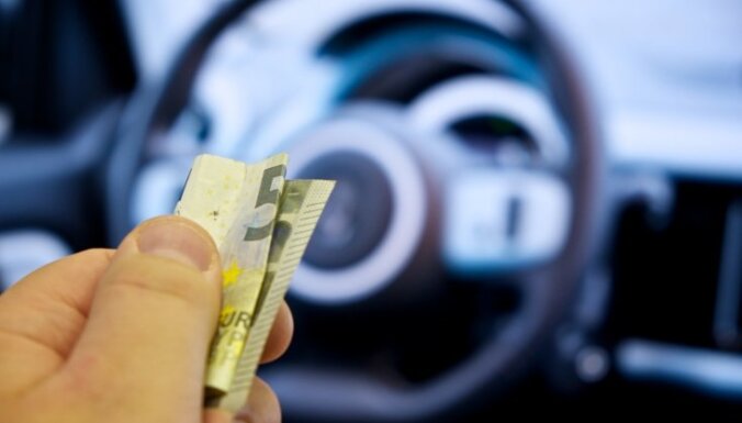 Kravas auto vadītājs Jelgavā no policijas mēģina atpirkties ar 10 eiro