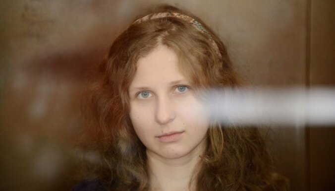 Maskavā aizturēta 'Pussy Riot' dalībniece Marija Aļohina