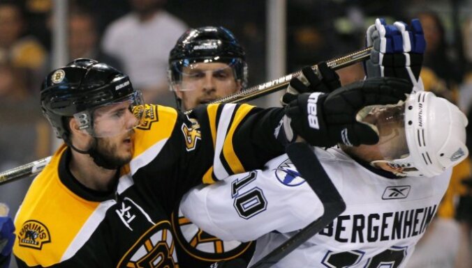 'Bruins' rezultatīvā spēlē izlīdzina rezultātu Stenlija kausa pusfināla sērijā