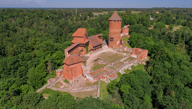 Piecas Latvijas pilis un muižas, ko var apmeklēt kopā ar mājdzīvnieku