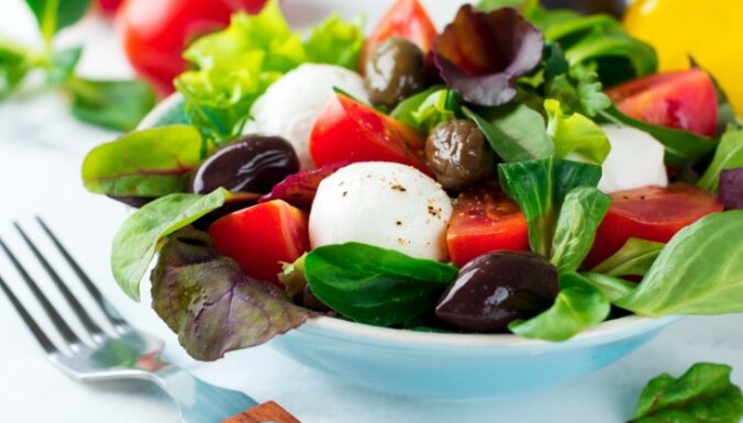 Греческий салат с помидорами и моцареллой
