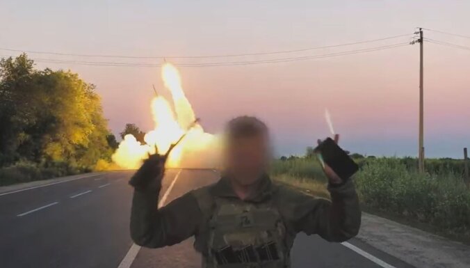 Video: Ukrainā dienu un nakti liesmo HIMARS raķetes