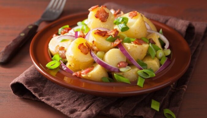 Kartupeļu salāti ar bekonu, sīpoliem un lociņiem