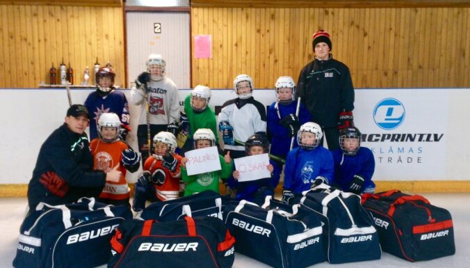 Oskars Bārtulis dāvina ekipējumu Talsu hokeja kluba bērniem