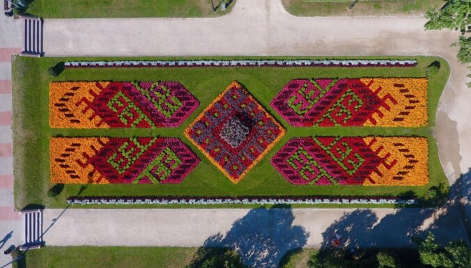 ФОТО: Рижские цветочные клумбы с высоты птичьего полета