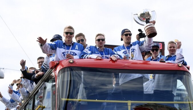 Somijas hokeja izlasi Helsinkos sveic aptuveni 50 000 līdzjutēju
