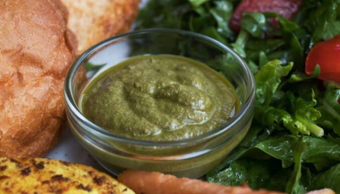 Tofu un bazilika mērce čipsiem un grauzdiņiem