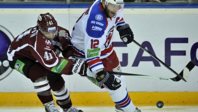 Rīgas 'Dinamo' KHL čempionātu atsāk ar zaudējumu 'bullīšos'