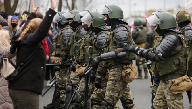 Протесты в Минске: силовики разогнали акцию на "Площади перемен", применив светошумовые гранаты