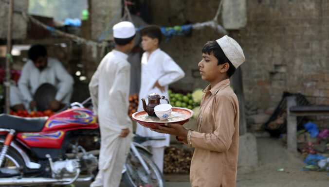 Valdība aicina Pakistānas iedzīvotājus dzert mazāk tējas
