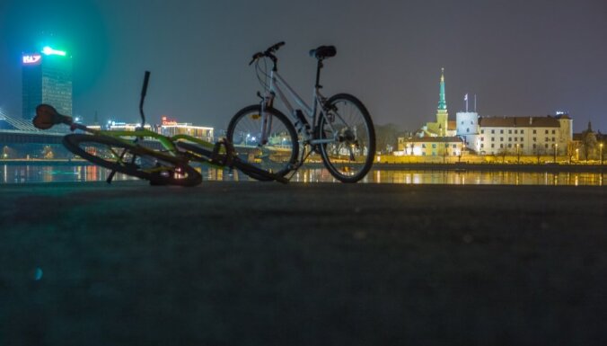 CSDD раздала лампочки "велосипедистам-невидимкам"