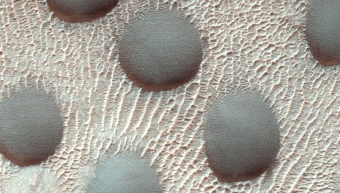 Gandrīz perfekti apaļas – zinātnieki vēl meklē izskaidrojumu šīm Marsa kāpām