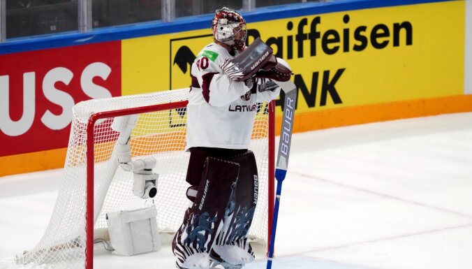 Latvijas hokejisti pirmajā periodā ielaiž piecus vārtus un kapitulē Čehijai