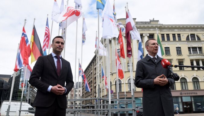 Ринкевич и Стакис заменили в Риге официальный флаг Беларуси на бело-красно-белый