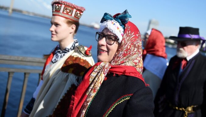 Foto: Rīgā notikusi dižošanās ar tautastērpiem – 'Senās klēts godi'
