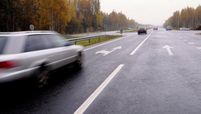 Ceturtdienas naktī Jaunjelgavas novadā auto nobrauc no ceļa; cieš piecas personas