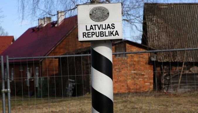 За месяц в Латвию приехало 40 тысяч человек, которым нужно самоизолироваться. Кто и как их контролирует?