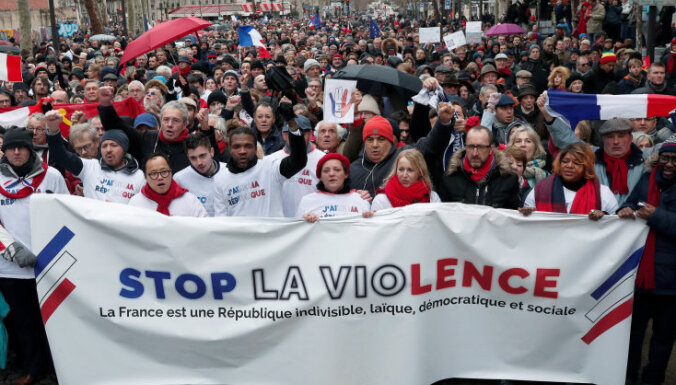 ФОТО: На улицы Парижа против "желтых жилетов" вышли "красные шарфы"