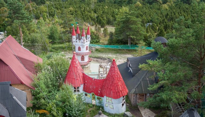 Hījumā Disnejlenda: savdabīgs parks Igaunijā ar savu Eifeļa torni