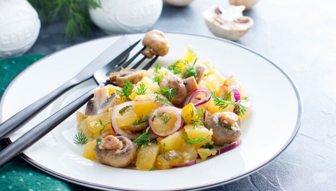 Gavēņa salāti ar kartupeļiem un marinētiem šampinjoniem