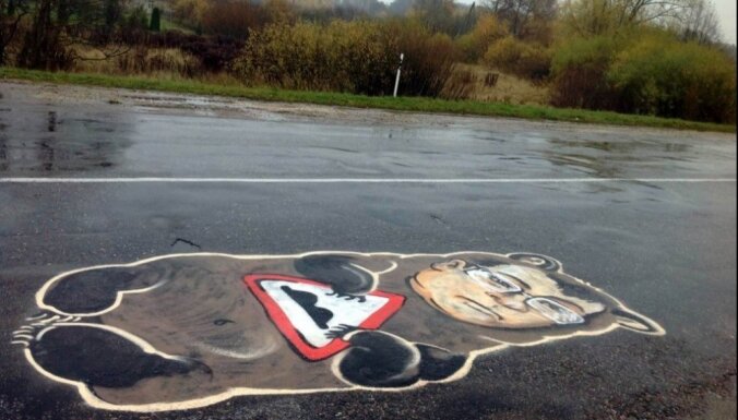 Foto: Elejas pusē autobraucējus biedējis 'premjers – lācītis'