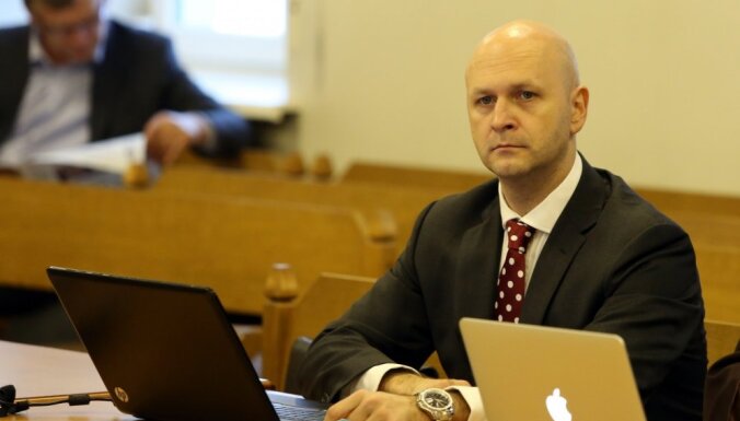 Bijušā Saeimas kancelejas šefa krimināllietu advokāts lūdz skatīt atklāti