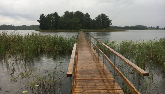 ФОТО. Понтонный мост на озере Виляка и вышка для наблюдения за птицами