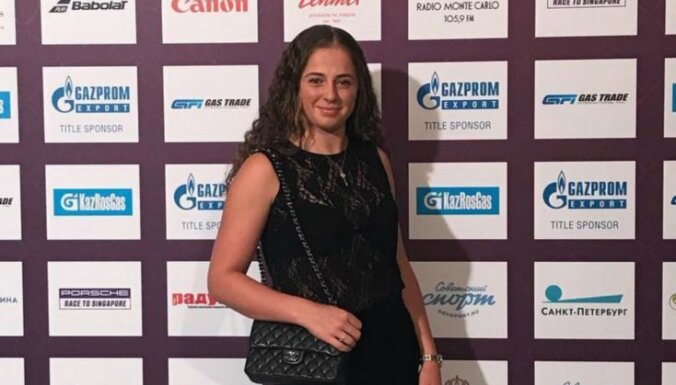 Ostapenko tenisistu ballītē valdzina ar izsmalcinātu eleganci