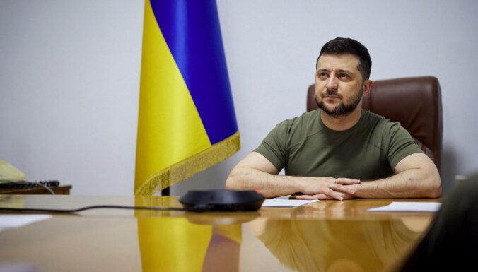 Ukraina ir gatava apspriest neitralitāti un drošības garantijas, paziņo Zelenskis