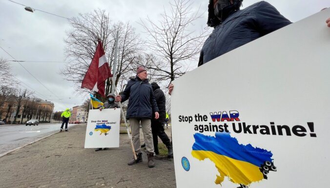 Foto: Pikets Ukrainas atbalstam pie Krievijas vēstniecības