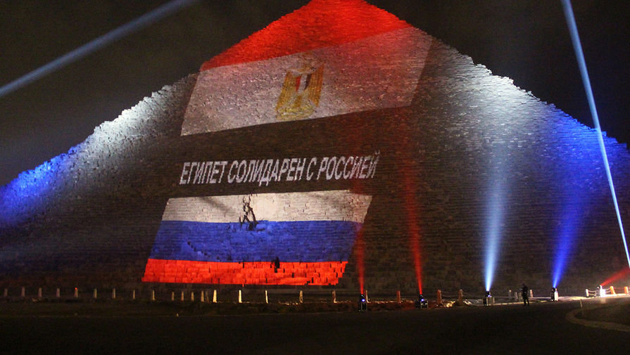 Пирамиду Хеопса осветили флагами стран, граждане которых погибли в терактах