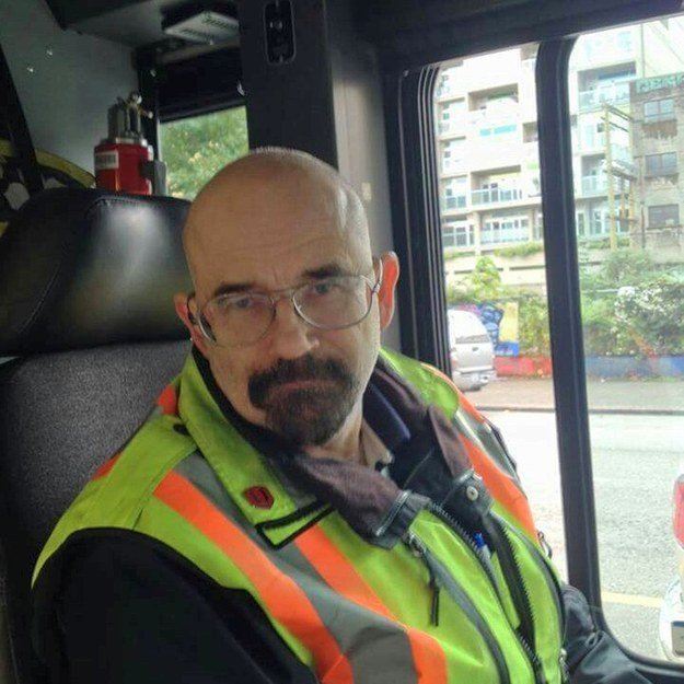 Этот водитель автобуса как две капли воды похож на Уолтера Уайта из Breaking Bad!