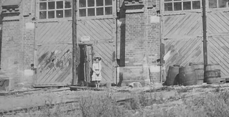 Сибирский фантом: на фото начала ХХ века нашли девочку-привидение
