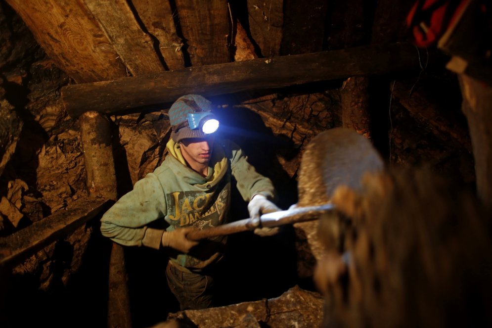 Atklāts ieskats nelegālu ogļu raktuvju darba dienā Bosnijā