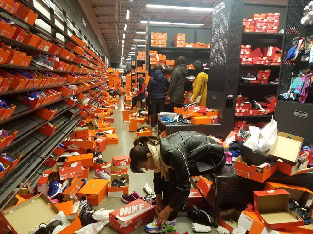 Жадные до скидок "Черной пятницы" покупатели разгромили магазин Nike