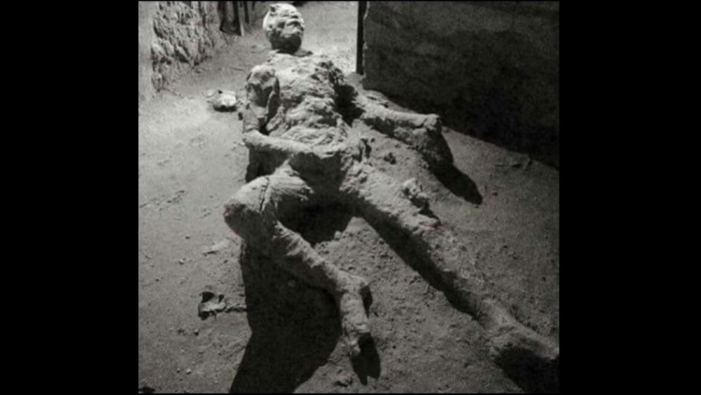 ФЕЙК: В Сеть попало фото мужчины, "онанирующего во время извержения в Помпеи"