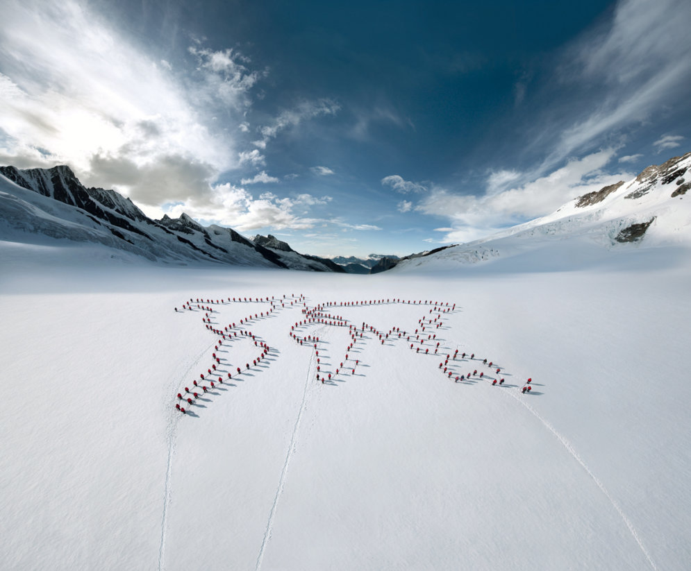 Феноменальные кадры: десятки альпинистов в Альпах позируют известному фотографу