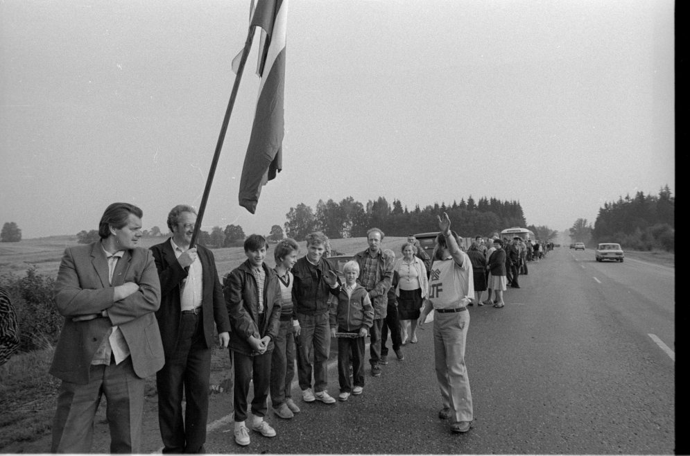 "Балтийскому пути" — 25 лет, а мы публикуем редкие фотографии
