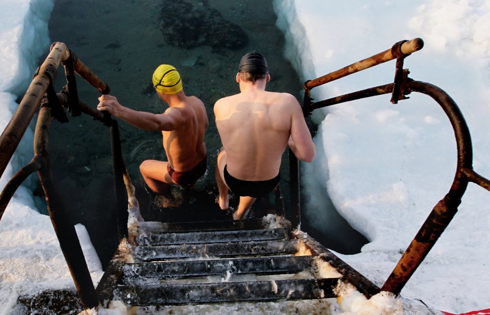 Krievi un ķīnieši satiekas ikgadējā ledus peldē