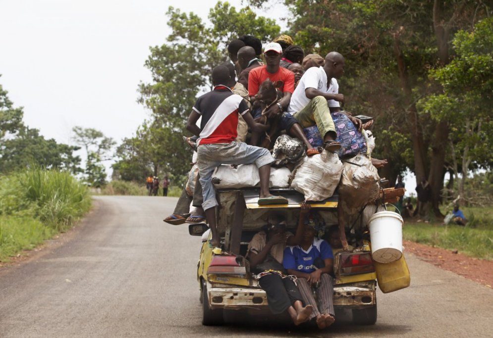 Как муравьи: 30 фото людей и машин, которые тянут и везут тяжести и огромности