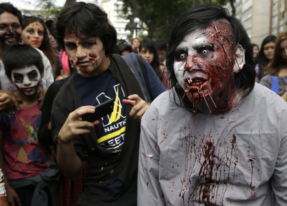 Peru ielās iziet dīvaini labdarības zombiji