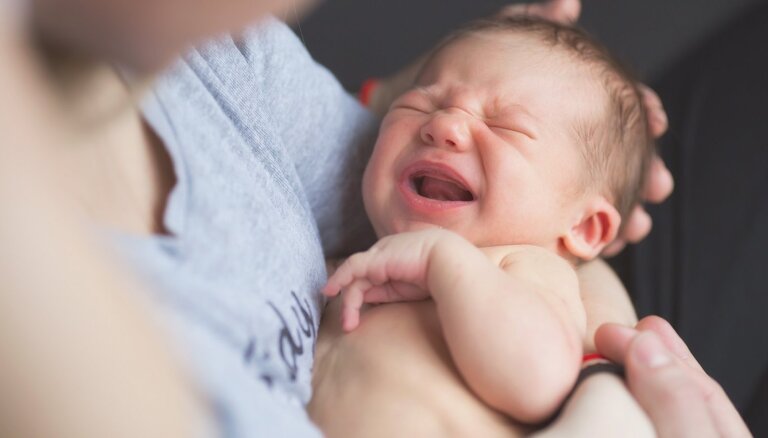 Sāpīte vēderā: kā palīdzēt mazulim, kas cieš no kolikām