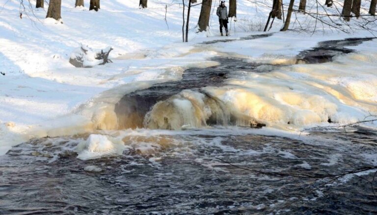 Fotoreportāža: Iecavas upe ledus skavās