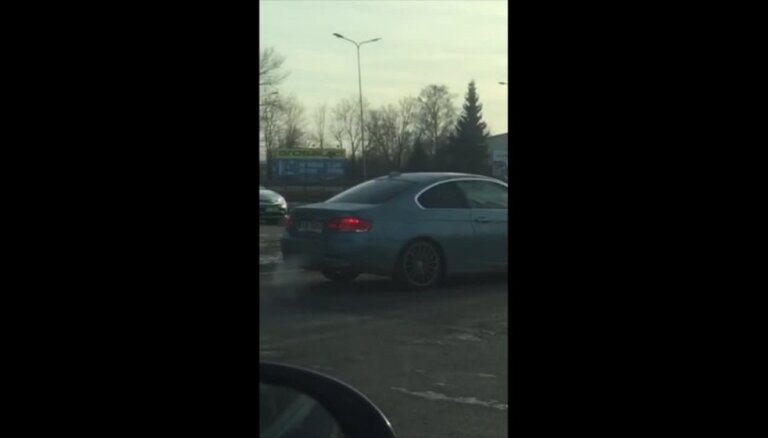 Aculiecinieka video: BMW uzspļauj ceļu satiksmes noteikumiem