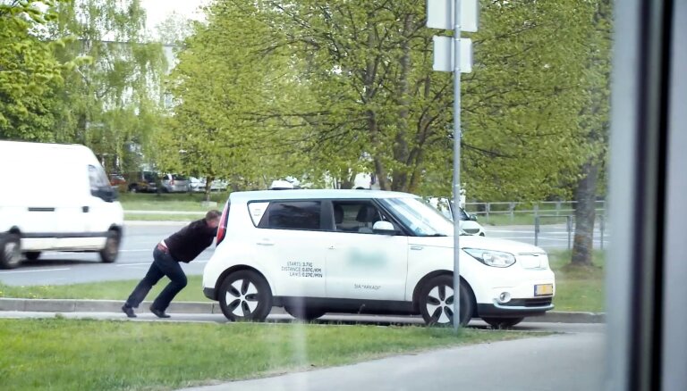 Video: Mežciemā taksists līdz lādētājam stumj savu elektromobili